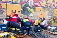 El Cuerpo de Bomberos de Quito coordinó el rescate de personas afectados por el colapso de un muro, en el sur de Quito.
