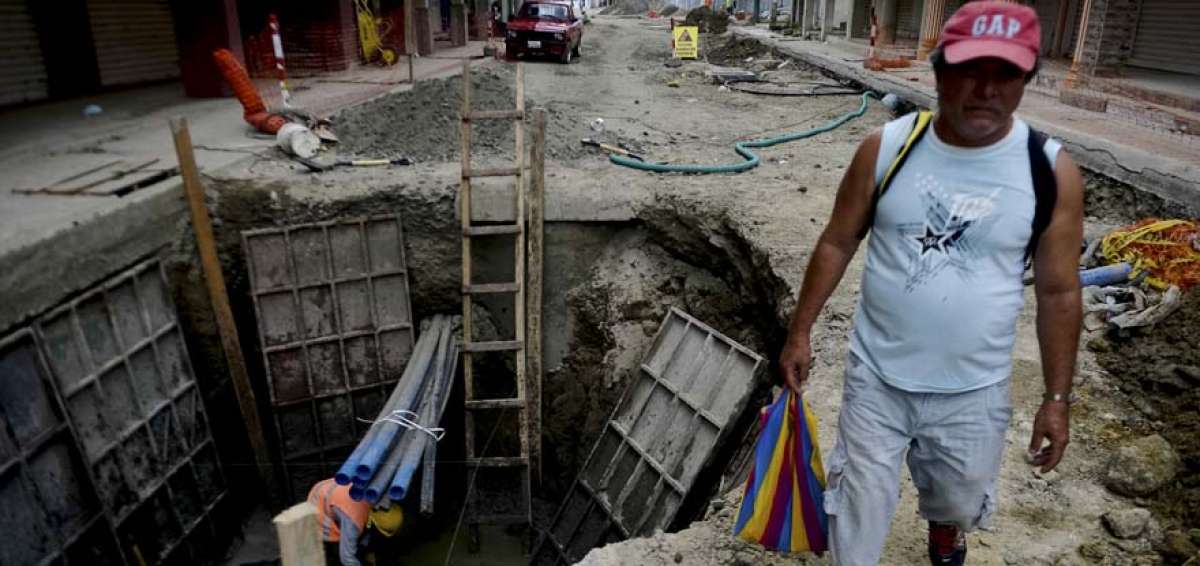 En el fondo de un hueco de 10 metros de di&aacute;metro por dos metros de profundidad es visible c&oacute;mo rezuma el agua; los t&eacute;cnicos denominan a aquello nivel fre&aacute;tico. La zona cero de la parroquia Tarqui en Manta es visitada a diario por turistas.