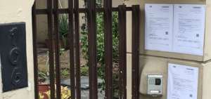 La citaci&oacute;n a declarar fue pegada en la puerta de la casa de la familia agresora. 