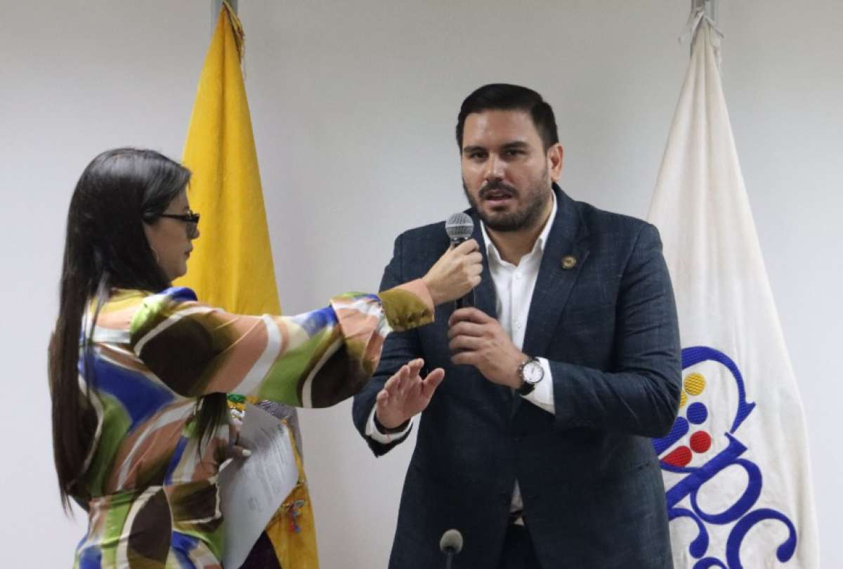 Andrés Fantoni fue posesionado como nuevo presidente del Cpccs. El nombramiento es desconocido por Nicole Bonifaz y dice que ella sigue al frente del organismo.
