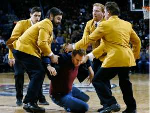Will Ferrell golpea a porrista en pleno partido