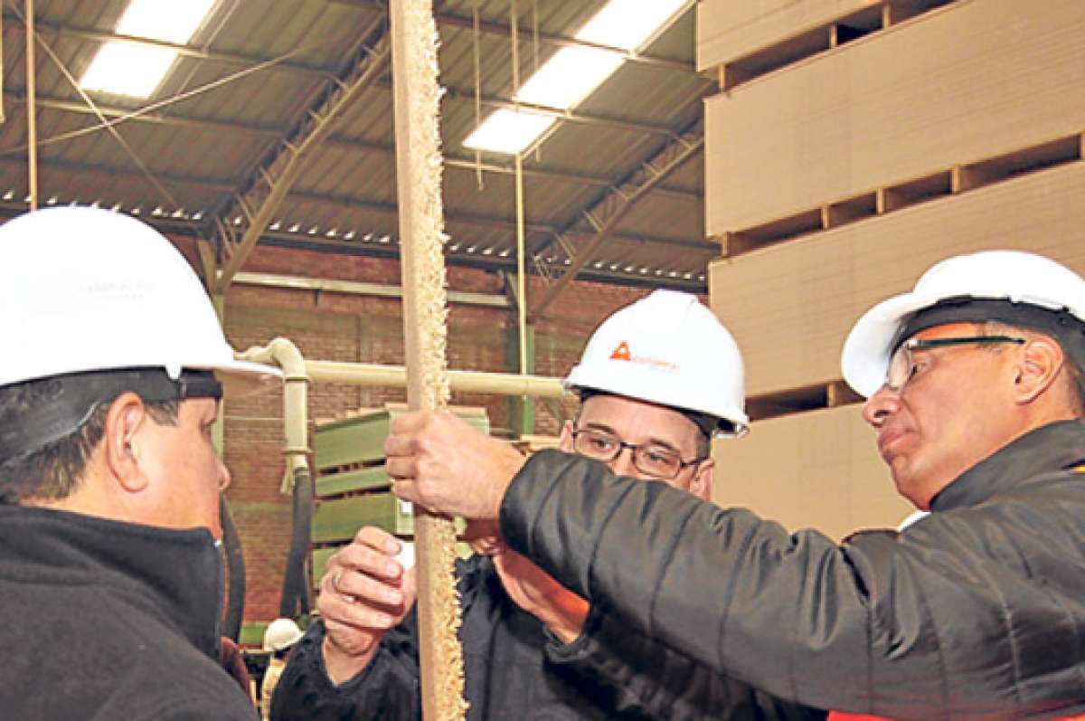 Los empresarios explicaron al vicepresidente Jorge Glas los procesos de producci&oacute;n que se cumplen en Aglomerados Cotopaxi. Foto: Silvia Osorio / para El Tel&eacute;grafo