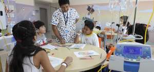 Nelson S&aacute;nchez acude hasta el Hospital Los Ceibos para ense&ntilde;ar matem&aacute;ticas a los pacientes que cursan desde primero de educaci&oacute;n b&aacute;sica hasta bachillerato. El profesor utiliza un uniforme parecido al de los enfermeros. 