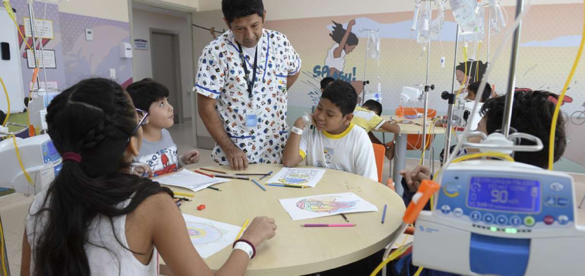Nelson S&aacute;nchez acude hasta el Hospital Los Ceibos para ense&ntilde;ar matem&aacute;ticas a los pacientes que cursan desde primero de educaci&oacute;n b&aacute;sica hasta bachillerato. El profesor utiliza un uniforme parecido al de los enfermeros. 