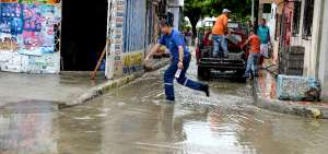 Aguacero de m&aacute;s de cinco horas inund&oacute; las calles de Divino Ni&ntilde;o, en Manta
