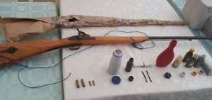 Armas, munici&oacute;n de varios calibres, p&oacute;lvora, entre otros elementos usados para la elaboraci&oacute;n artesanal de explosivos, fueron decomisados. 