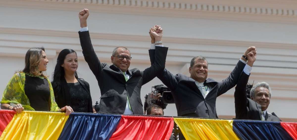 Durante el cambio de guardia de ayer, el presidente de la Rep&uacute;blica saliente, Rafael Correa, festej&oacute; el triunfo de Alianza PAIS en el balotaje, junto al binomio electo de Len&iacute;n Moreno, como presidente, y Jorge Glas, como vicepresidente.