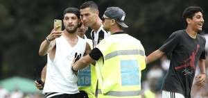 Un aficionado de la Juventus invadi&oacute; un entrenamiento del equipo para fotografiarse con Cristiano Ronaldo.
