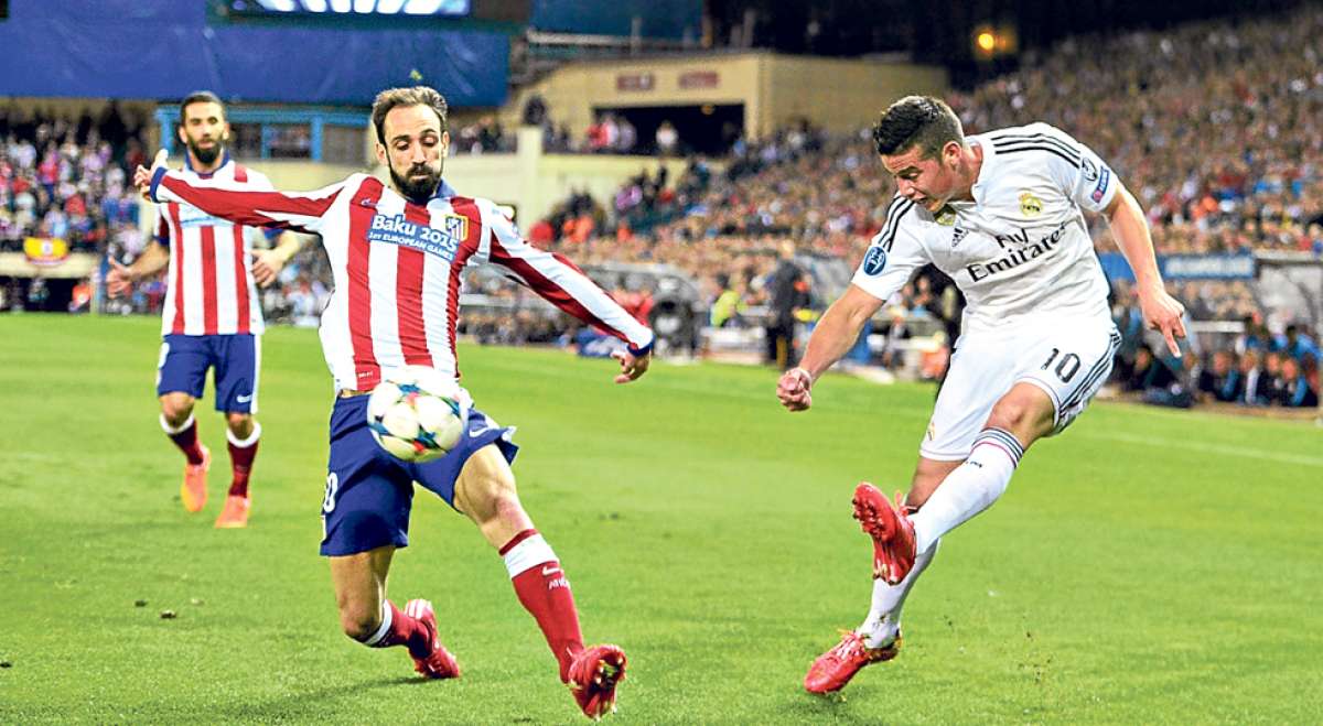 El volante colombiano del Real Madrid, James Rodr&iacute;guez (d), lanza un centro ante la marca del lateral espa&ntilde;ol Juanfran, durante el partido jugado en el Vicente Calder&oacute;n. Foto: AFP