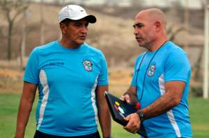 Juan Manuel Llop (d), entrenador del Manta. Foto: API