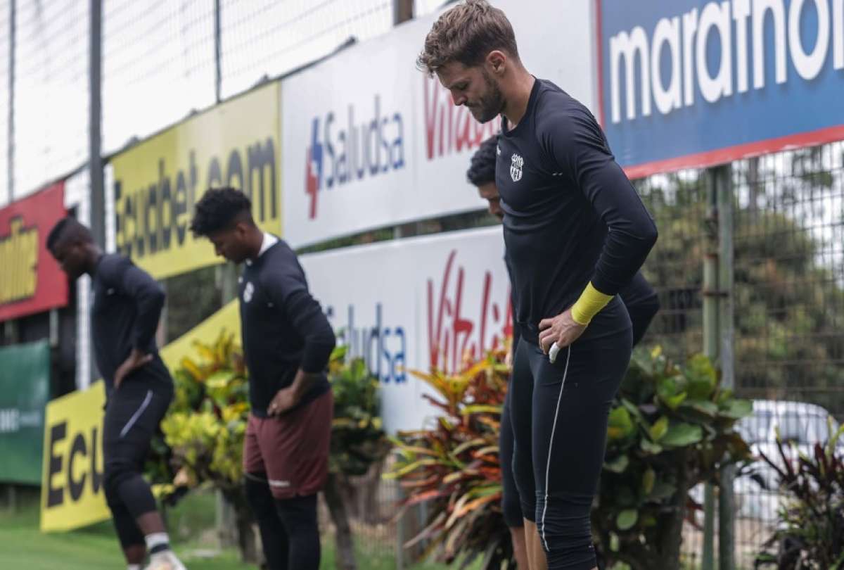Javier Burrai (der.), golero de Barcelona, durante un entrenamiento