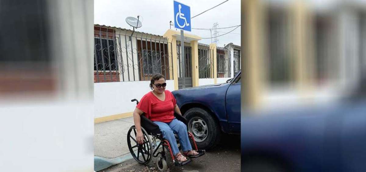 Aracely Arteaga sale de su casa solo cuando tiene cita m&eacute;dica. All&iacute; ha improvisado una peque&ntilde;a tienda para costear sus gastos.