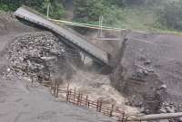 Las fuertes lluvias provocaron el colapso del puente sobre el río Marker, a la altura de Napo.