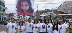Familiares y amigos de Kerly Cresp&iacute;n realizaron plantones para pedir justicia por el femicidio.