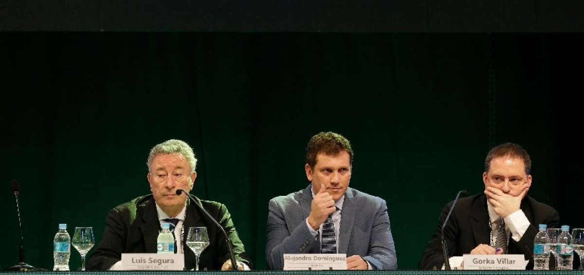 Alejandro Dom&iacute;nguez (cen.) en una de sus primeras fotos como presidente de la Confederaci&oacute;n Sudamericana.