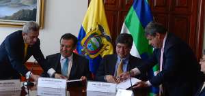 El representante de la CAF en Ecuador, Bernardo Requena y el canciller Jos&eacute; Valencia firmaron un acuerdo de cooperaci&oacute;n no reembolsable.
