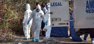 Imagen referencial sobre personal del departamento de Medicina Legal en la escena del crimen.