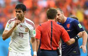 Diego Costa (i.) fue titular en el partido entre Espa&ntilde;a y Holanda. Foto: AFP
