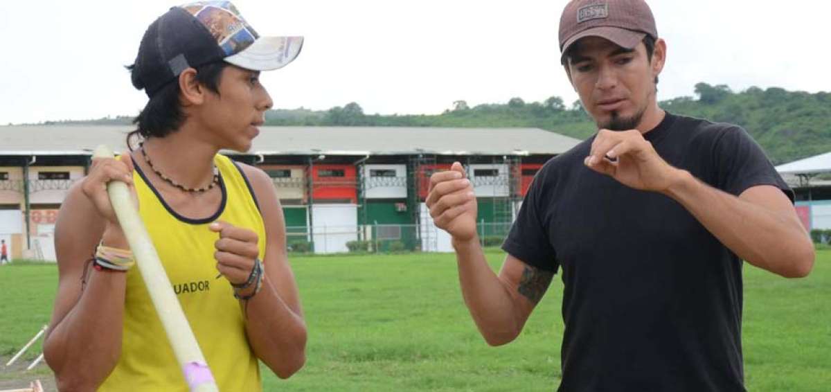 Dyander Pacho recibe instrucciones de uno de sus entrenadores antes del Gran Prix Valle Oro, en Cali.