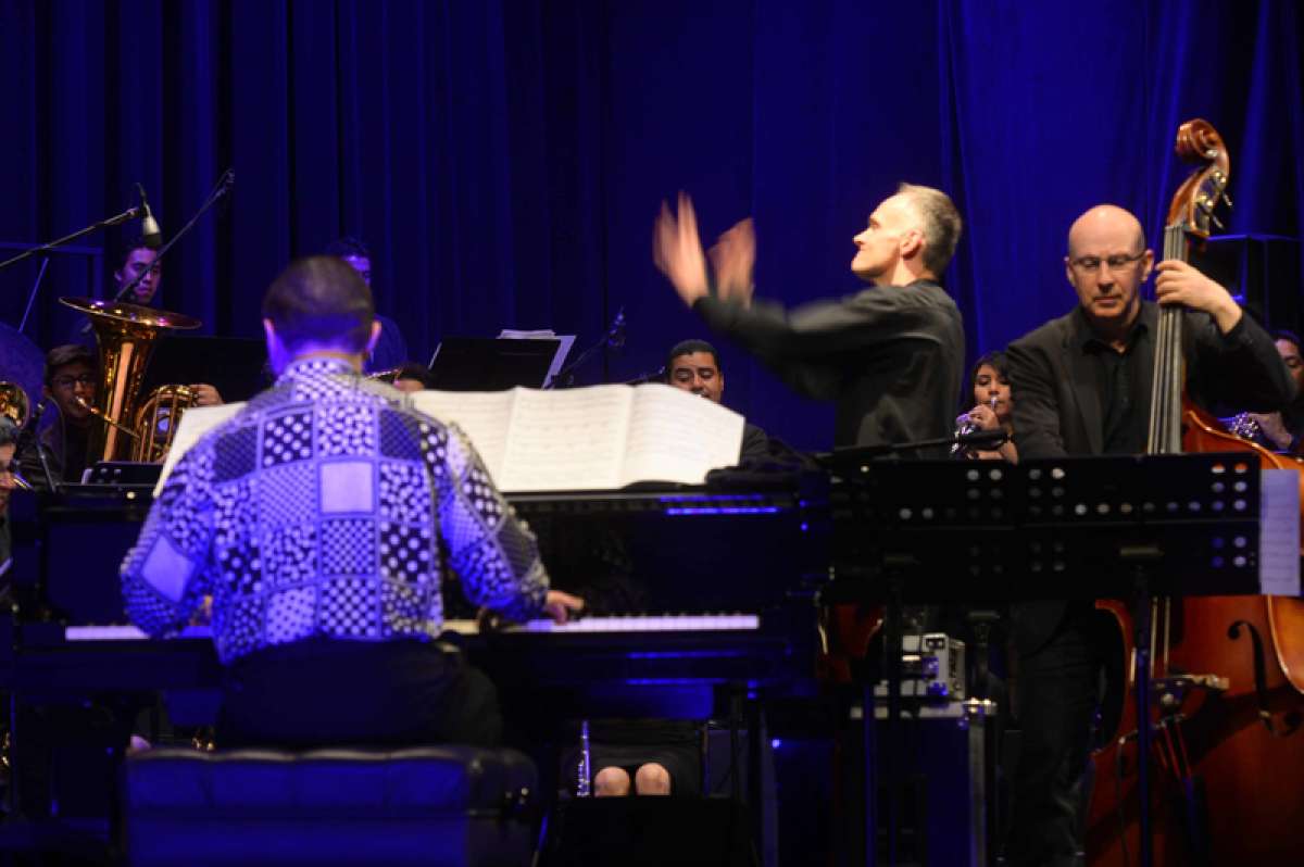 El tecladista caribe durante la adaptaci&oacute;n de &lsquo;Goodwill Games Theme&rsquo; que hizo con la banda sinf&oacute;nica. Foto: Santiago Aguirre / El Tel&eacute;grafo