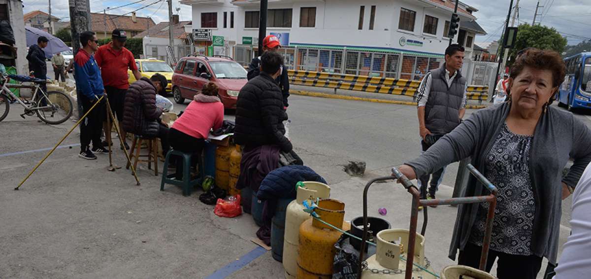 Durante el fin de semana se formaron largas filas en busca de un cilindro de gas. Muchos de ellos amanecieron en las distribuidoras.