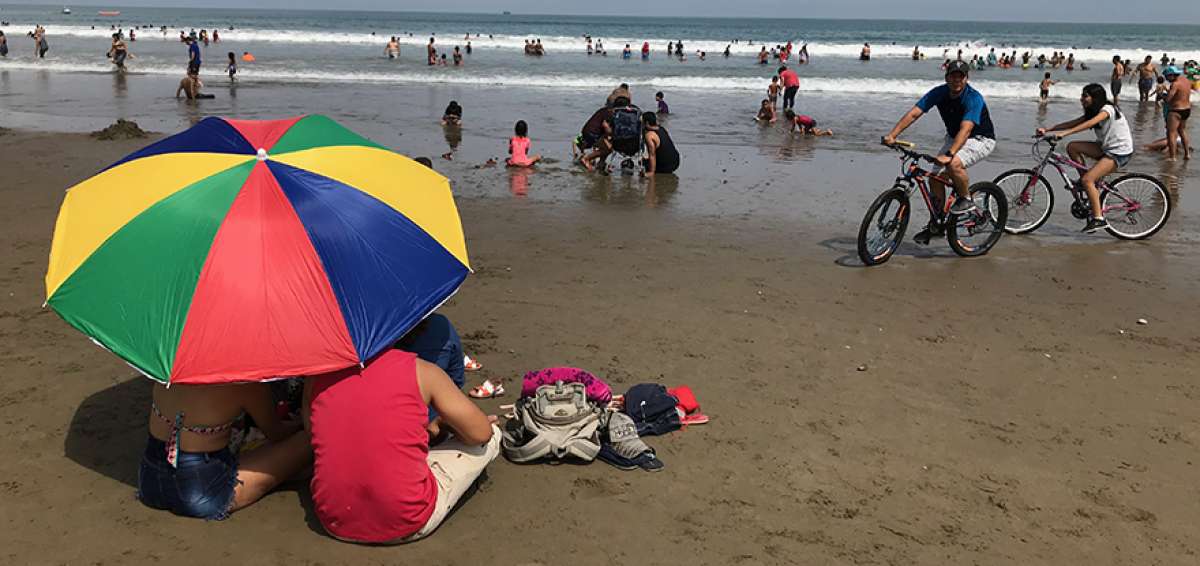 En la playa El Murci&eacute;lago, en Manta, los ba&ntilde;istas aprovecharon el sol para divertirse y pasear.
