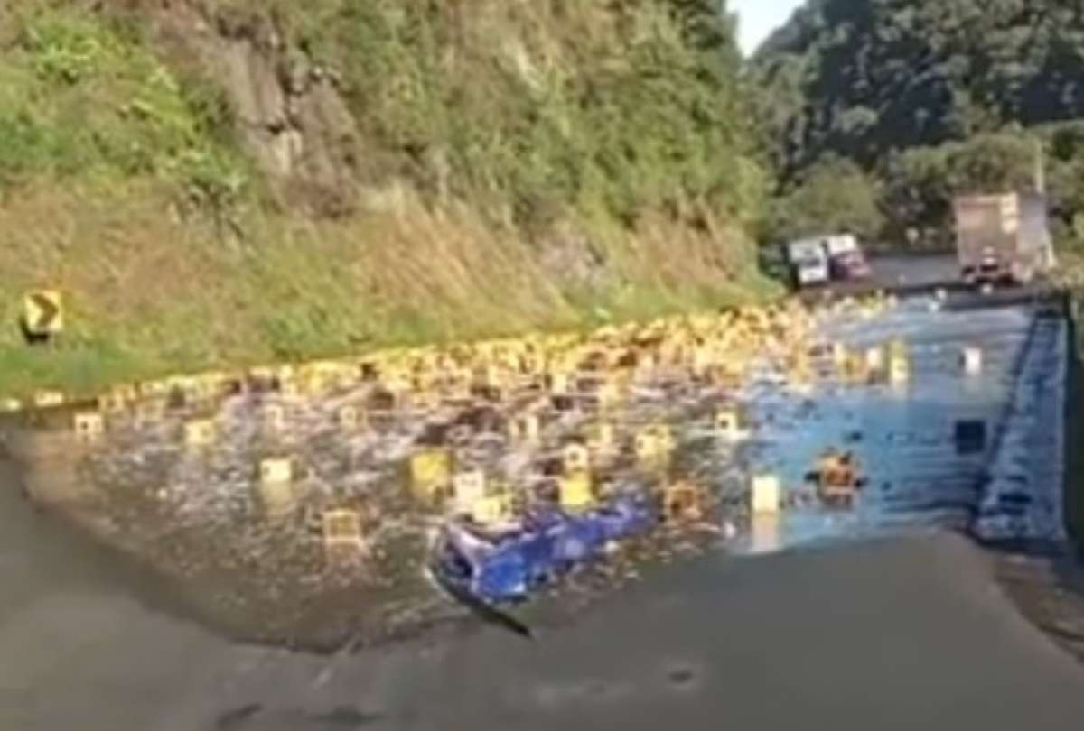Litros de cerveza cayeron a la vía Alóag-Santo Domingo, tras un accidente de tránsito. 