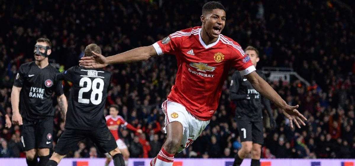 Marcus Rashford celebra el segundo tanto que le marc&oacute; al Midtjylland de Dinamarca, aportando para la supervivencia del United en la Europa League.