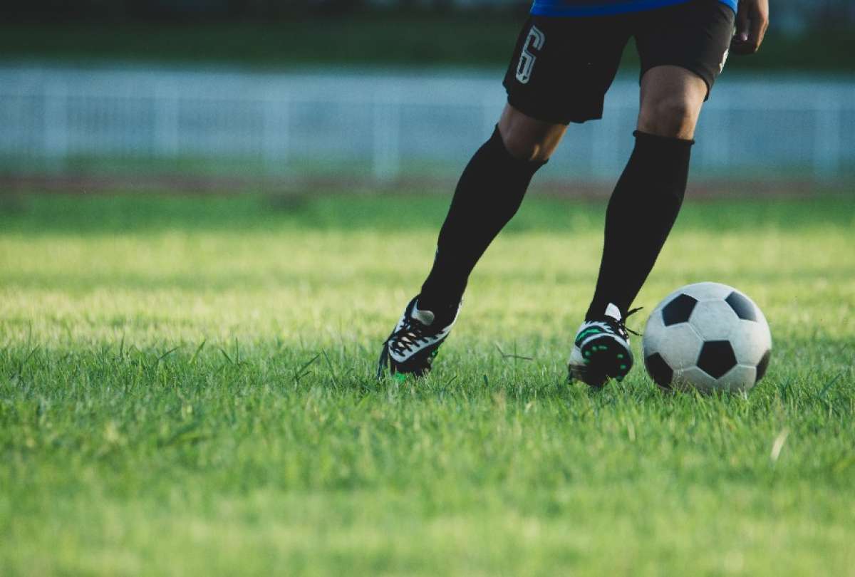 Las vallas publicitarias fueron colocadas en ciudades vinculadas a futbolistas cuyas selecciones no lograron clasificar al Mundial 2026.