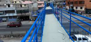 Empez&oacute; a funcionar el puente elevado en La Comuna
