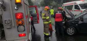 Personal de Bomberos atendi&oacute; la emergencia, registrada este lunes.