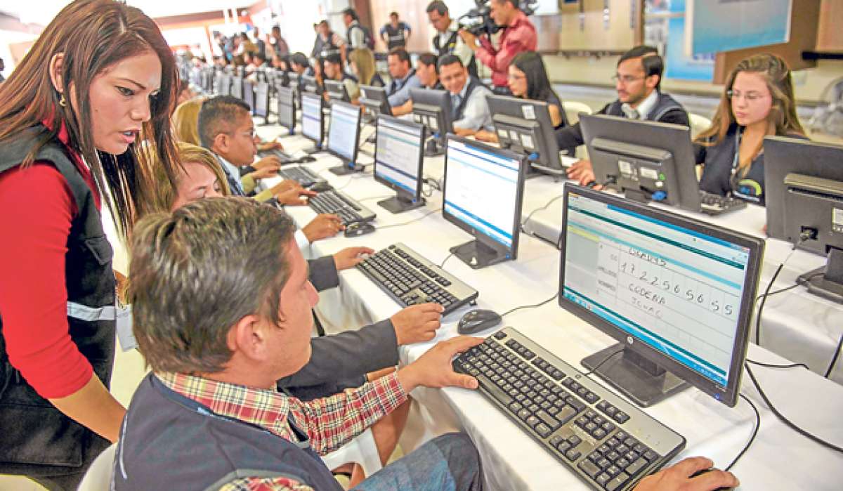 En las instalaciones del excomisariato de las Fuerzas Armadas, norte de Quito, se ubicaron los verificadores de firmas para el pr&oacute;ximo proceso electoral de 2017. Foto: Fernando Sandoval / El Tel&eacute;grafo 