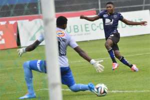 Jonathan Gonz&aacute;lez (derecha) remata para convertir el gol de la victoria de Independiente. Foto: Fernando Sandoval |  El Tel&eacute;grafo