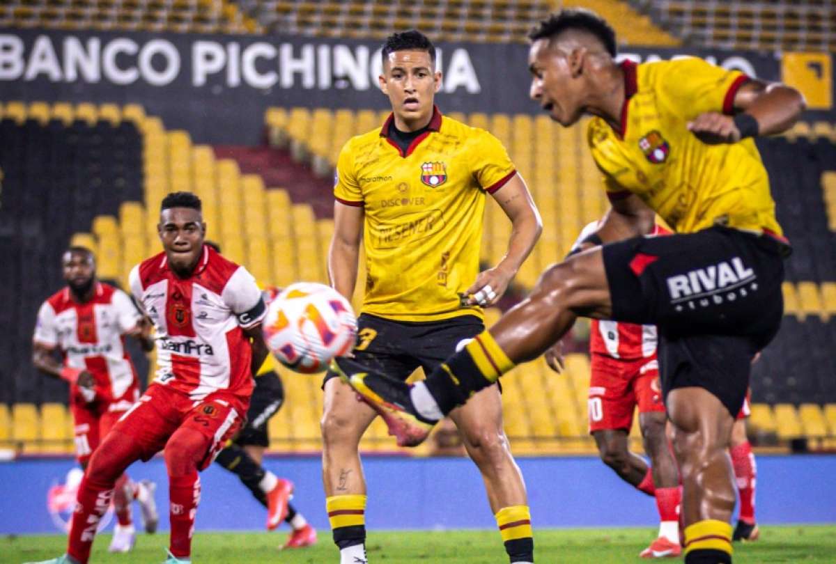 Barcelona SC fue sancionado por intimidar a la terna arbitral al final del duelo frente a Técnico Universitario.