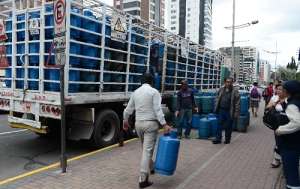 Ciudadanos aprovecharon para adquirir el gas en la Av. de Los Shyris. Foto: Carina Acosta / El Tel&eacute;grafo 