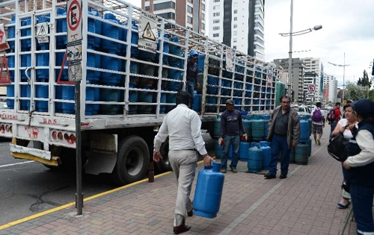 Ciudadanos aprovecharon para adquirir el gas en la Av. de Los Shyris. Foto: Carina Acosta / El Tel&eacute;grafo 