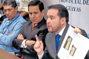 El vicepresidente del CNE, Pa&uacute;l Salazar, ofreci&oacute; ayer en Guayaquil una rueda de prensa. Foto: Shirley Serrano