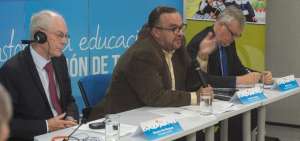 Freddy Pe&ntilde;afiel, viceministro de Educaci&oacute;n (centro), explic&oacute; los pormenores de esta modalidad de instrucci&oacute;n.