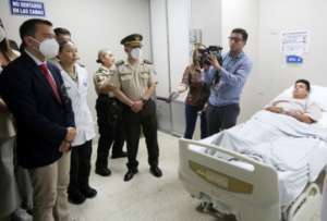 El presidente Noboa visitó a policías heridos en Guayaquil
