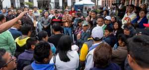 Unos 300 transportistas se congregaron la ma&ntilde;ana de ayer frente al Palacio Municipal de Quito en protesta.