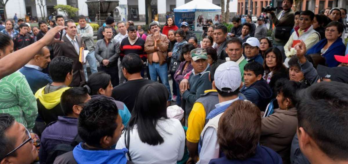 Unos 300 transportistas se congregaron la ma&ntilde;ana de ayer frente al Palacio Municipal de Quito en protesta.