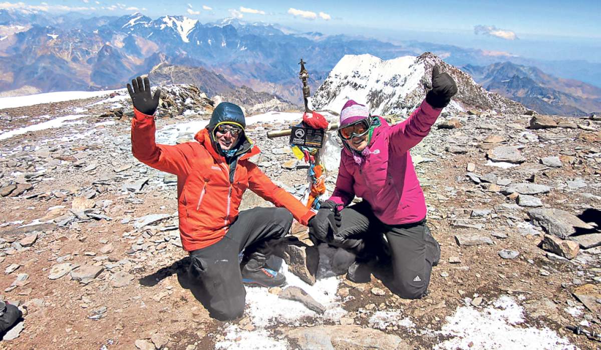 Karl Egloff (33 a&ntilde;os) y Adriana Velasco (32), en la cima del Aconcagua. La excursi&oacute;n del r&eacute;cord le cost&oacute; $ 12.000, que cubri&oacute; con autogesti&oacute;n y auspicios. Foto: Cortes&iacute;a