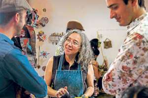 La artista quite&ntilde;a Mar&iacute;a P&eacute;rez, coordinadora del circuito, dialog&oacute;  el domingo con dos visitantes en su taller ubicado en Gu&aacute;pulo. Foto: Marco Salgado / El Tel&eacute;grafo
