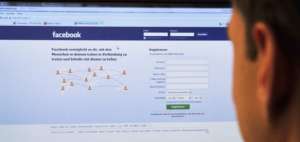 La CE da un ultim&aacute;tum a las redes sociales para combatir las noticias falsas
