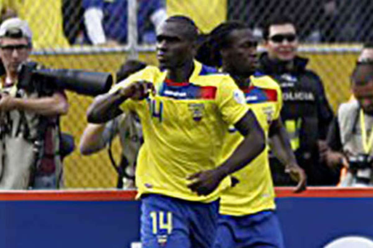 Segundo Castillo (i), volante de Ecuador, jugar&iacute;a con Christian Noboa en la parte medular de la cancha. Foto: Archivo / El Tel&eacute;grafo.