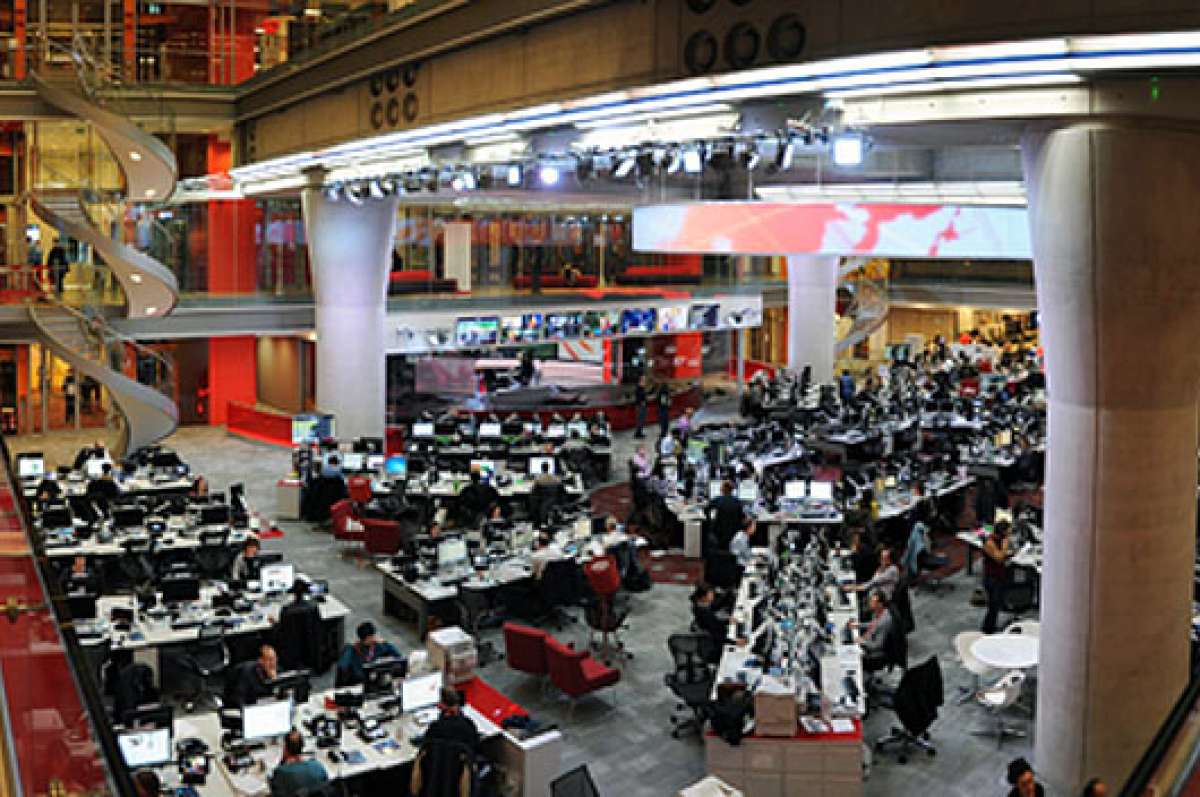 La BBC, grupo de medios p&uacute;blicos de comunicaci&oacute;n audiovisual, cuenta actualmente con 8.400 empleados, de los cuales 5.000 son periodistas.