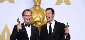 El director Tom McCartney junto al guionista John Singer, ganadores del Oscar por Spotlight.         
