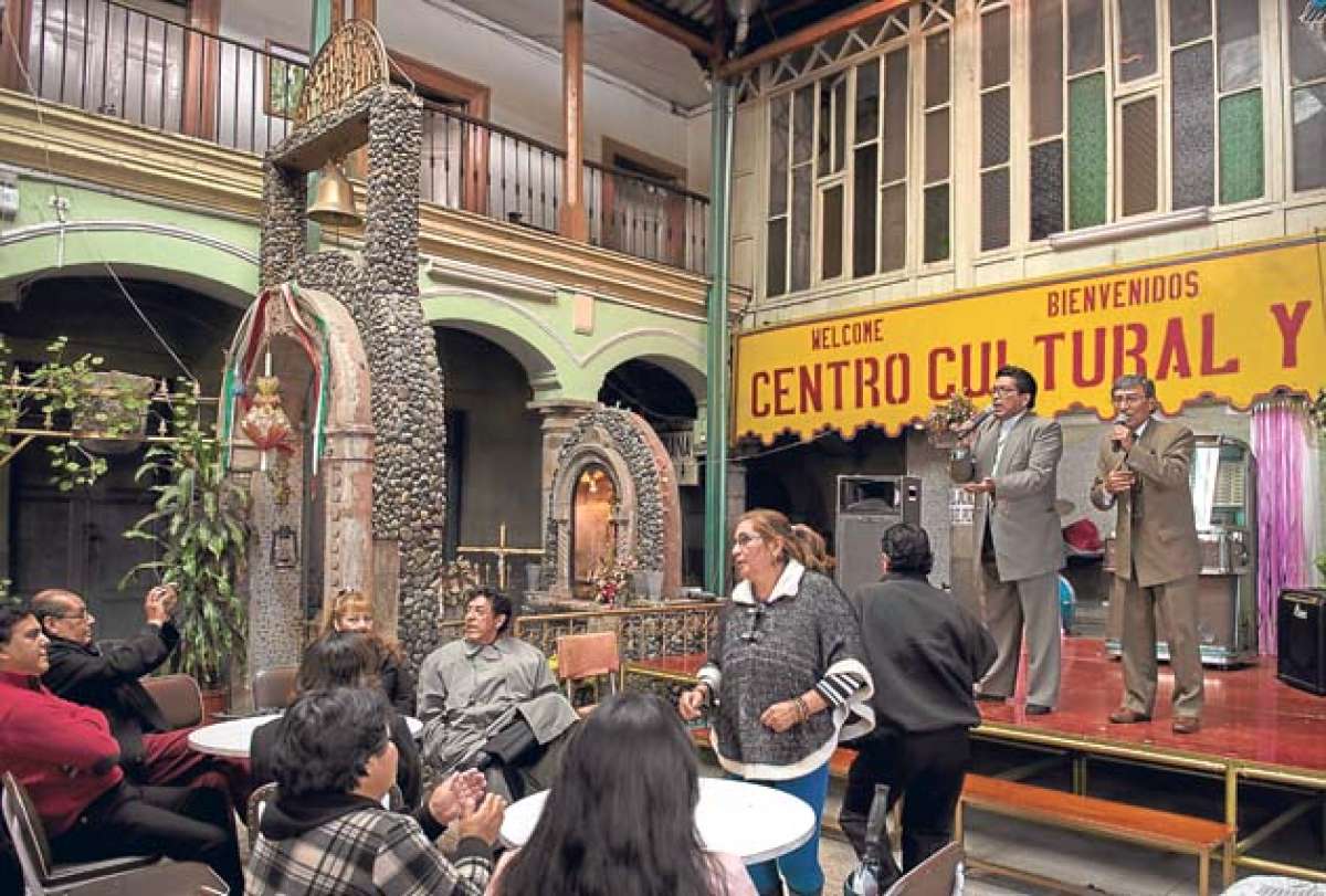 El d&uacute;o G&oacute;mez-Ron interpret&oacute; el pasillo &lsquo;Falt&aacute;ndome t&uacute;&rsquo; antes de ir a la Caravana de Artista de la Villaflora. Foto: Marco Salgado / El Tel&eacute;grafo