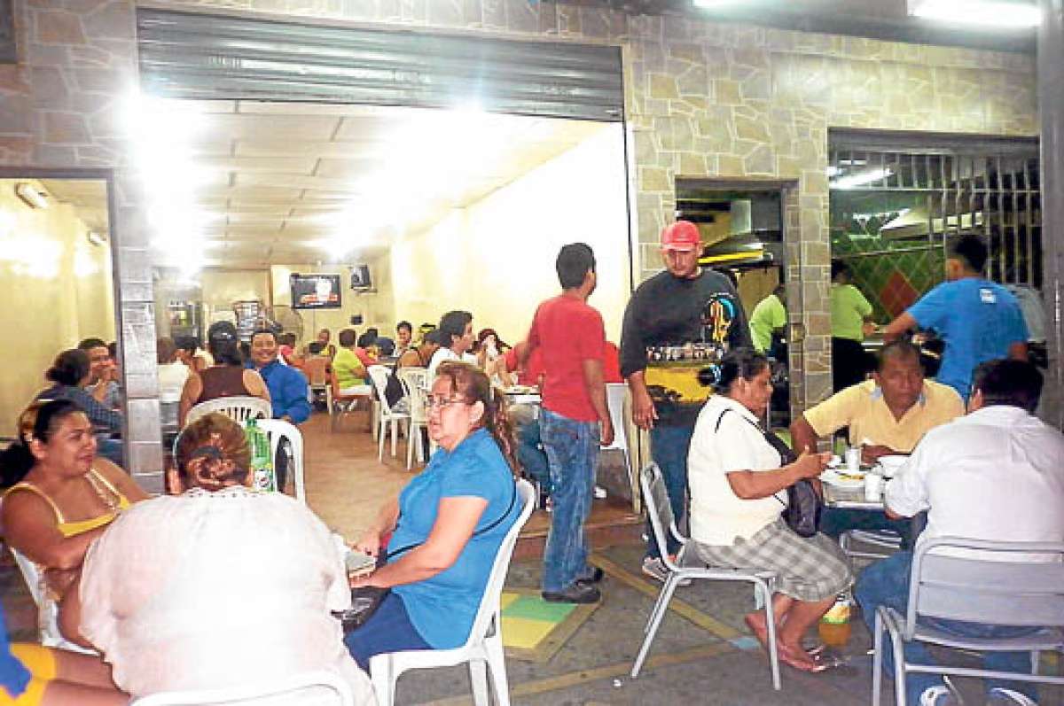 En algunos de estos comedores la clientela debe esperar para ser atendida debido al gran n&uacute;mero que acude. Los platos t&iacute;picos son los m&aacute;s apetecidos. Fotos: Cortes&iacute;a de los estudiantes de la ULVR 