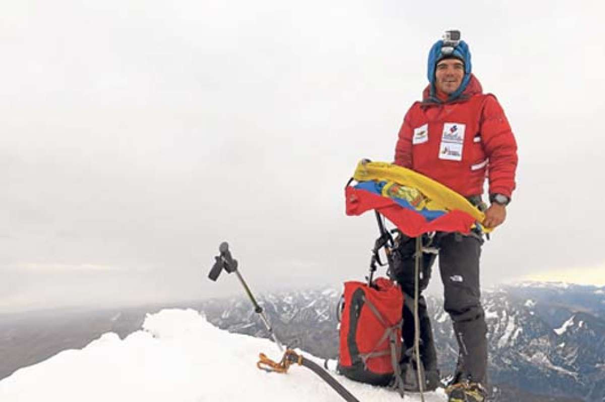 Santiago Quintero ondea la bandera ecuatoriana en la cima del Huayna Potos&iacute;, a 6.088 msnm. Foto: Cortes&iacute;a.